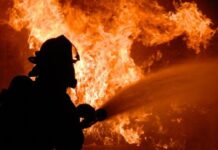 У Кривому Розі на пожежі в багатоповерховому будинку вогнеборці врятували 8 людей, із них 4 дитини