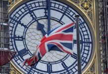 У Тауері в вітрину з королівськими коштовностями кинули десерт: поліція затримала чотирьох людей