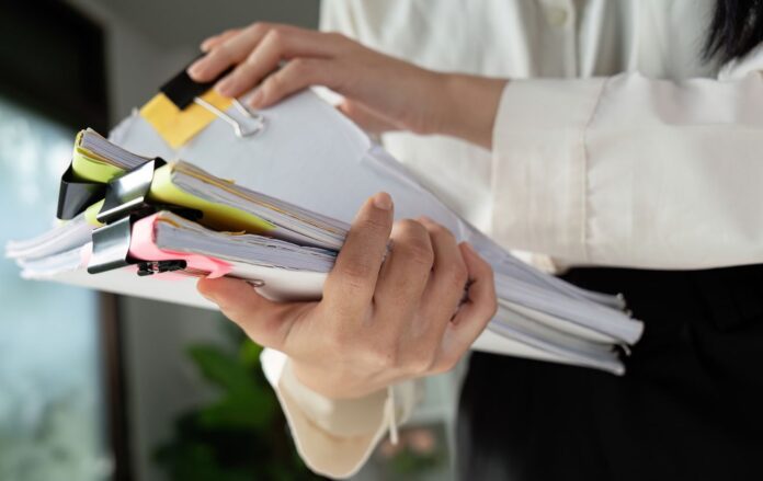 _dokumenti_podatki_paperi_gettyimages_2207240020_f27cb6b8c355a7970e228fca50f28ff9_1300x820