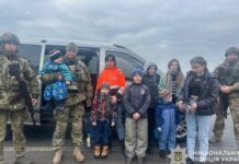 Зі сльозами на очах залишали рідний дім: поліцейські «Білі янголи» евакуювали з Нікополя багатодітну родину