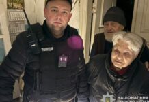 Поліцейські Кривого Рогу допомогли літнім людям евакуюватися з пошкодженого після ракетного удару будинку