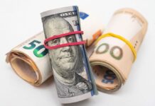 Чи зростатиме курс долара та євро перед святами: прогноз банкіра