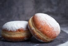 М’які пісні пончики з маком і вишнями: простий домашній рецепт