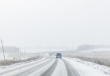 Різдвяні хуртовини й ожеледиця: водіїв Дніпропетровщини попередили про небезпеку на дорогах