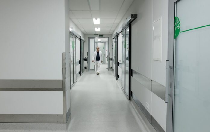 _ide_na_zustrich_po_koridoru_likarnya_medichniy_pratsivnik_endoskopichne_viddilennya_lviv___gettyimages_2223061388_f75c2f0f1549d6d13c4704b87e41df6a_1300x820