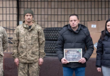 Мер Кам’янського передав військовим Starlink і гуму для авто