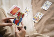 Таро-гороскоп на 18 грудня: які 4 знаки переживуть доленосні випробування