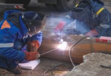 Авто “пливуть вулицею”: у Дніпровському районі Києва стався потоп через прорив труби (відео)