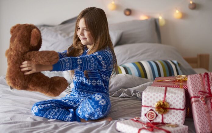 _mikolay_divchinka_z_vedmedikom_v_lizhku_podarunki_7_freepik_com_8ef56d4b1d066215a4a032131aee37e0_1300x820