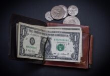 Нацбанк підняв курс долара і євро на 10-15 копійок