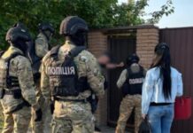 Привласнили понад 3,3 млн грн на відновленні житла після обстрілів: у Дніпрі викрито посадовця міськради та спільників