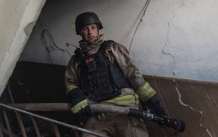 _pozhezhnik_pozhezha_naslidki_obstrilu_kostyantinivka_gettyimages_2225075999_012922fdf3c33303e1c48eeb29cc513d_1300x820