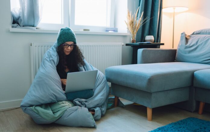 __pratsyue_vdoma_noutbuk__zagornuta_kovdra_opalennya__gettyimages_1442830295_048b14b41533992e4aa2687cb91768ed_1300x820