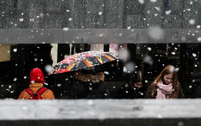 _snig_mokriy_perehid_parasolya_lyudi_letyat_snizhinki_kiyiv_gettyimages_500039378_8abda81e5929e73a0ee5fd7f4ae30445_1300x820