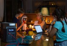 Відключення світла на Різдво: де діють аварійні, а де – за графіками