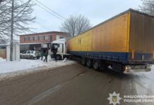 У Дніпропетровському районі патрульні допомогли відновити рух вантажівки, яка з’їхала з дороги