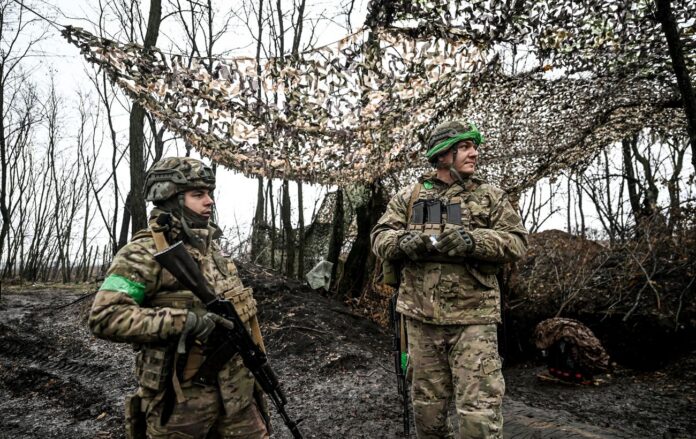 _viyskovi_avtomat_maskuvalna_sitka_donetska_oblast_napryamok_pokrovsk_osin_2025_dmytro_smolienko_ukrinform_nurphoto_gettyimages_2247703436_7330798b251add3fcc58e07eb1acc979_1300x820