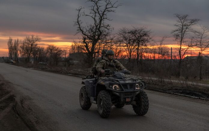_viyskovi_yidut_kvadrotsikl_chasiv_yar_donetska_oblast__vesna_2024_gettyimages_2118348714_8ab0041e515d983045c8a3d40ae64c80_1300x820