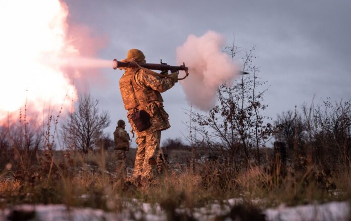_viyskoviy_24_brigada_strilyae__rpg__donetska_oblast_zima_2024__gettyimages_2189467278_c3e7ceb62d60c4ed88988f15734d7281_1300x820