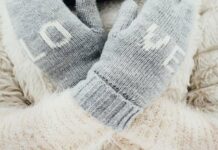 Покладіть це у рукавички перед виходом: хитрий спосіб зігріти руки в лютий мороз