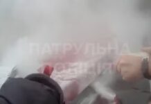 У Запоріжжі патрульні допомогли загасити палаючу автівку