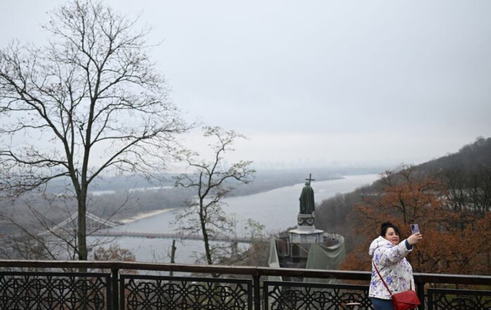 _zhinka_sirist_tuman_selfi_pam_yatnik_volodimir_velikiy_kiyiv_pogoda_osin_goli_dereva__gettyimages_2247957765_d2d0b2163a3e804d78fcf171b1876589_1300x820