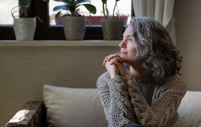 _zhinka_siva_ale_molozhava_profil_naproti_vikna_vik_starinnya_zhinka__freepik_com_6fcd3ddf14057b11cebfd6070b9edccc_1300x820