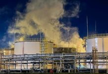 У Краснодарському краї РФ повідомляють про атаку на НПЗ