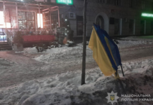 У Запоріжжі чоловіка притягнули до відповідальності за пошкодження державної символіки та неправдивий виклик поліції