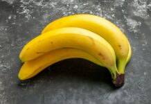 Чи можна їсти банани з тріснутою шкіркою: всі можливі ризики