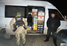 Ховався в мікроавтобусі серед ящиків з-під бананів: прикордонники викрили ще одного втікача