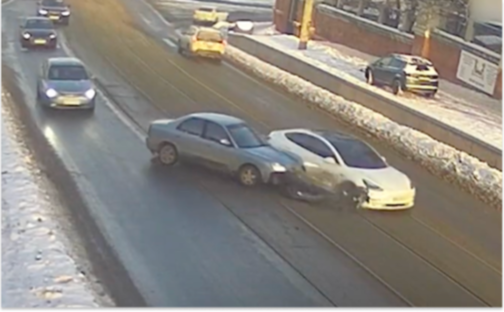 У Дніпрі на Архітектора Олега Петрова зіштовхнулись Tesla служби таксі Uklon та Daewoo: подробиці ДТП