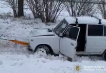 Поліцейський з Криворіжжя допоміг водієві, який потрапив у скрутну ситуацію
