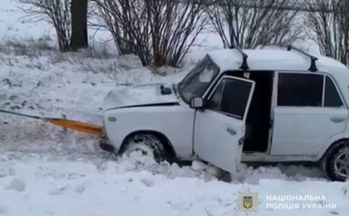 Поліцейський з Криворіжжя допоміг водієві, який потрапив у скрутну ситуацію
