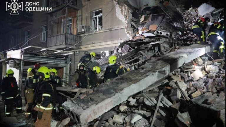 Армія РФ вночі запустила по Одесі понад пів сотні дронів – Зеленський