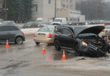 Ледь не вилетів у пішохода: на проспекті Богдана Хмельницького у Дніпрі сталася ДТП