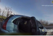 Поліцейські Нікопольщини допомогли матері з дитиною, які потрапили під удар ворожого БпЛА