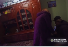 Поліцейські «Білого янгола» евакуювали з Нікополя маломобільного чоловіка