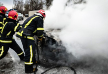 На парковці поблизу ТРК Appolo у Дніпрі спалахнув легковик: подробиці
