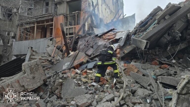 Удар РФ по Харкову: житловий будинок повністю зруйновано, відомо про 13 постраждалих