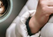 Жовті плями на світлій куртці: експерти знайшли просте рішення