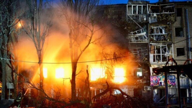 Унаслідок атаки РФ по Запоріжжю в новорічну ніч поранені п’ятеро людей – ДСНС