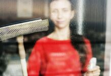 Дешевий кухонний лайфхак проти конденсату на вікнах: що справді працює взимку