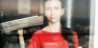 Дешевий кухонний лайфхак проти конденсату на вікнах: що справді працює взимку