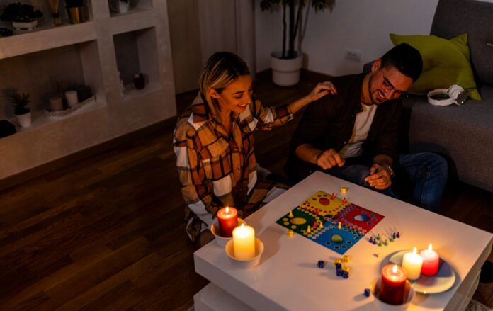 _cholovik_zhinka_grayut__ludo_nastilna_gra_vidklyuchennya_svitlo__gettyimages_1454808530_69cd69442ab29e0ac7988258d33744e1_1300x820