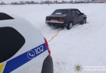 Допомога в негоду: поліцейські Нікопольщини продовжують реагувати на звернення громадян