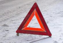 У Кам’янському водій не впорався з керуванням і злетів з дороги