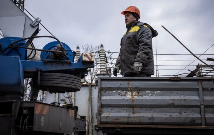 _elektromerezhi_poshkodzhennya_remont_naslidki_obstrilu_nemae_svitla__gettyimages_1244494609_f2109bbb087fb5cc676908be394a1d9c_1300x820