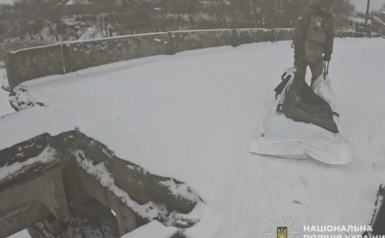 3 кілометри по рихлому снігу: поліцейські спецекіпажу поліції «Білий янгол» пішки доправили тіло померлого чоловіка до місця евакуації
