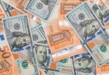 Долар в обмінниках зріс на 3 копійки